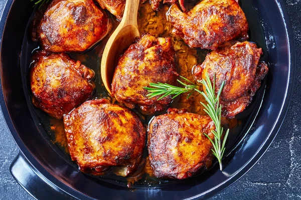 Gros plan des cuisses de poulet à la moutarde au sucre brun — Photo