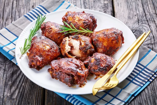 Muslos de pollo asados en un plato blanco —  Fotos de Stock