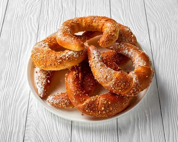 Nybakade Dessertbullar Kifli Eller Kipfel Beströdda Med Jordnötter Och Issocker — Stockfoto