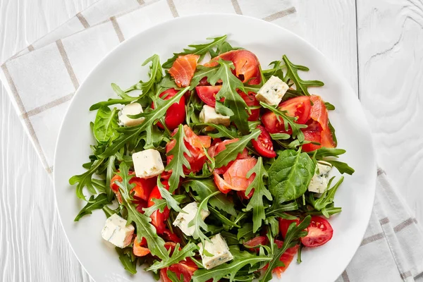 Bovenaanzicht Zalm Arugula Blauwe Kaas Tomatensalade Een Wit Bord Met — Stockfoto