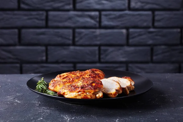 Gebackene Hühnerbrüste Mit Gewürzen Serviert Auf Einem Schwarzen Teller Mit — Stockfoto