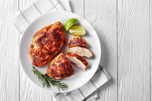 Filetes Frango Assados Servidos Uma Placa Branca Com Alecrim Fresco — Fotografia de Stock