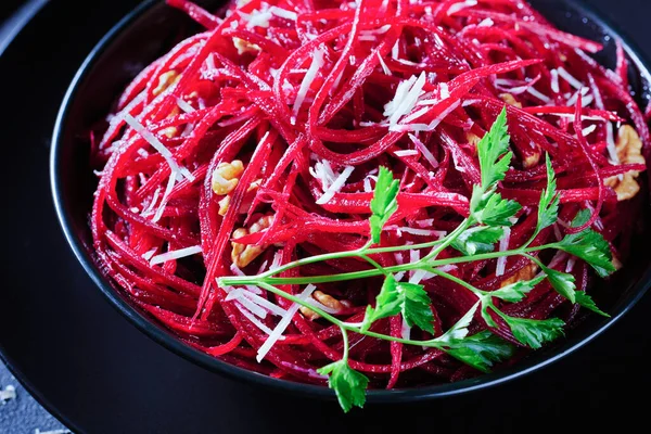 Close Van Gezonde Versnipperde Rode Bietensalade Met Walnoten Kaas Gekleed — Stockfoto