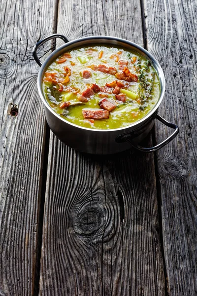 Panela Barro Alemã Sopa Ervilha Dividida Com Bacon Carne Porco — Fotografia de Stock