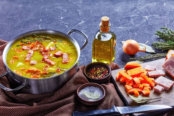 Klassieke Duitse Erwtenstoofpot Erbsensuppe Met Spek Varkensham Wortel Aardappel Met — Stockfoto