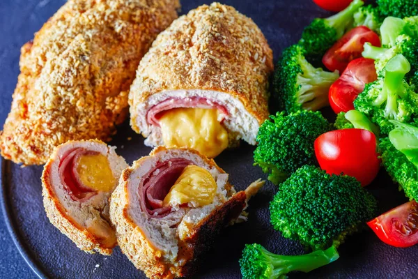 Csirke Cordon Bleu Sütőben Sült Sonkával Sajttal Töltött Tálcán Párolt — Stock Fotó