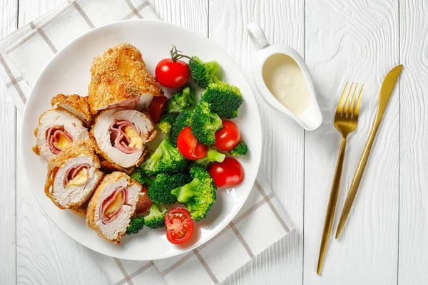 Närbild Kyckling Cordon Bleu Serveras Vit Platta Med Broccoli Tomater — Stockfoto