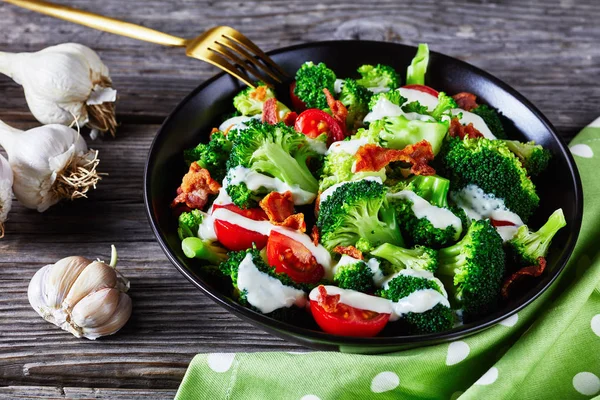 Broccoli Tomatensalade Met Knapperig Gebakken Spek Kaas Yoghurt Dressing Een — Stockfoto