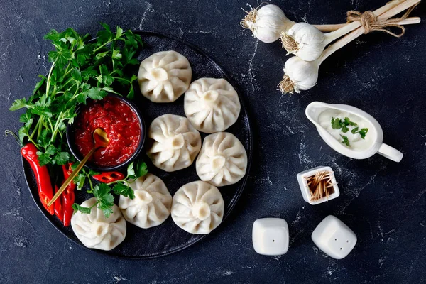 Khinkali Albóndigas Con Relleno Carne Servido Plato Negro Con Adjika — Foto de Stock