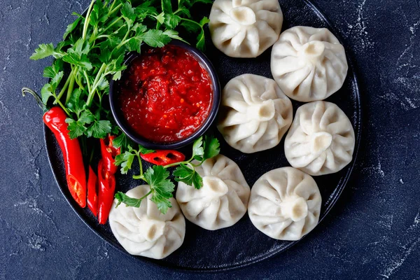 Khinkali Georgische Knödel Mit Fleischfüllung Auf Schwarzem Teller Mit Adjika — Stockfoto