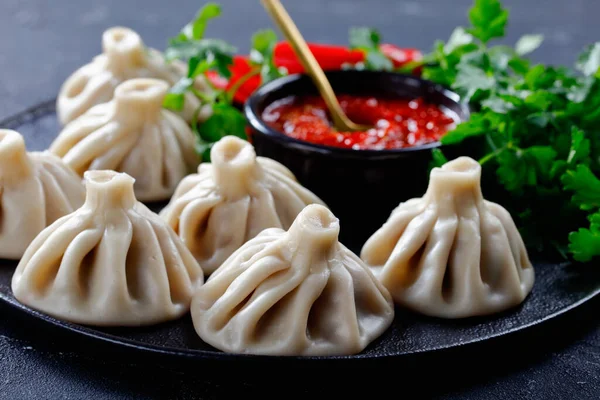 Primer Plano Khinkali Albóndigas Con Relleno Carne Servido Plato Negro — Foto de Stock