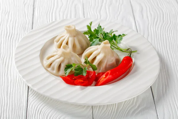 Una Porción Khinkali Albóndigas Con Relleno Carne Servido Plato Blanco — Foto de Stock