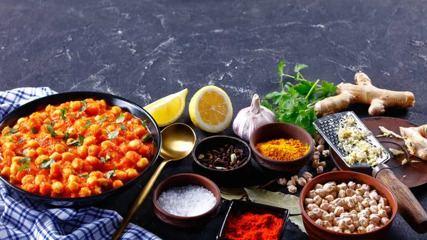 Chana Masala India Saludable Curry Garbanzos Con Ingredientes Sobre Fondo —  Fotos de Stock