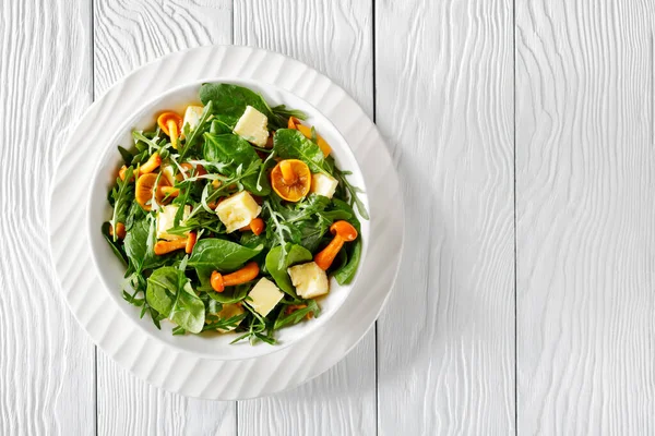 Köstlicher Frischer Salat Aus Rucola Spinat Honigpilzen Und Cheddar Würfeln — Stockfoto