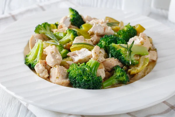 Filete Pollo Con Verduras Verdes Calabacín Brócoli Cebolla Romero Plato — Foto de Stock