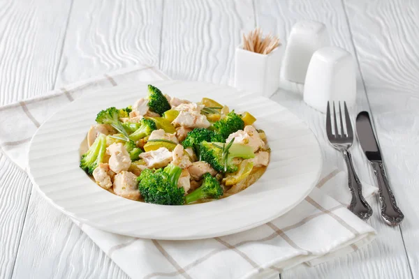 Chicken Meat Green Vegetables Courgette Broccoli Onion Rosemary White Plate — 스톡 사진