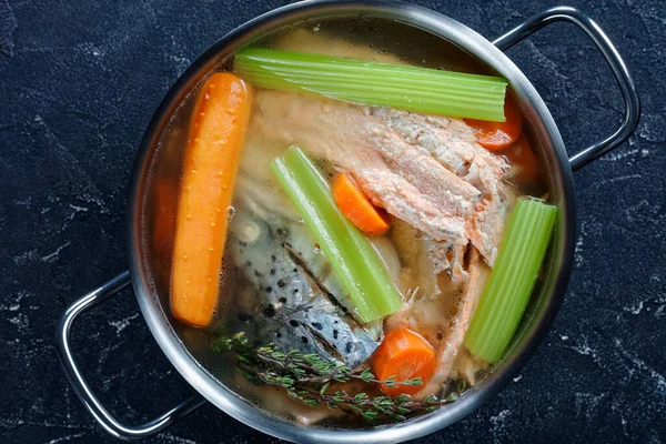 Baru Dimasak Kaldu Ikan Salmon Bawang Wortel Seledri Rempah Rempah — Stok Foto