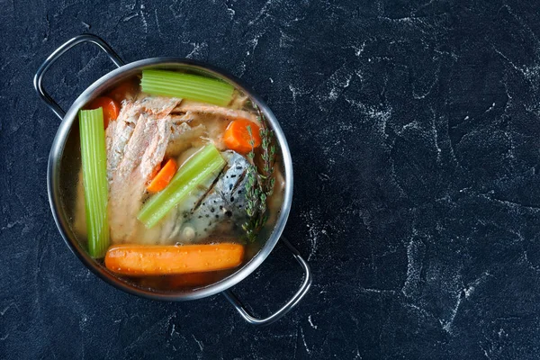 Baru Dimasak Kaldu Ikan Salmon Bawang Wortel Tongkat Seledri Dan — Stok Foto