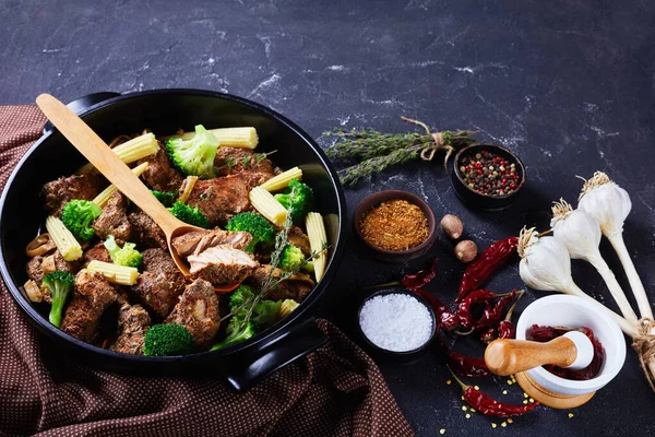 Trozos Carne Asada Verduras Plato Redondo Para Hornear Negro Brócoli — Foto de Stock