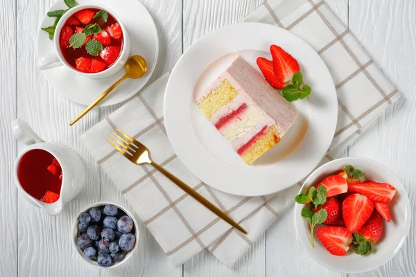 Taze Böğürtlen Çilekli Limonata Ile Servis Edilen Pembe Çilekli Kek — Stok fotoğraf