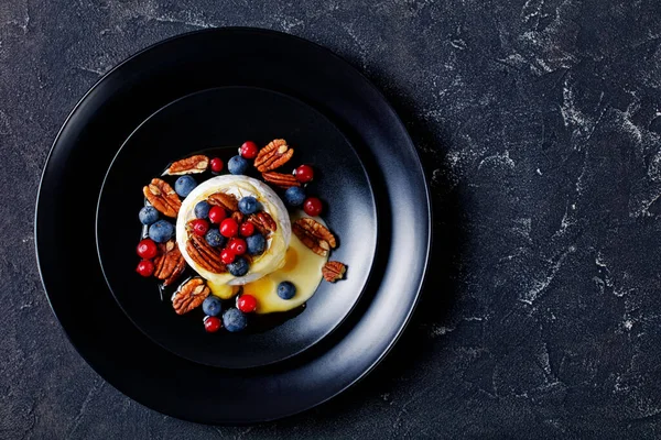 Gekochte Weiche Schimmelbrie Mit Pekannüssen Blaubeeren Preiselbeeren Und Honig Auf — Stockfoto