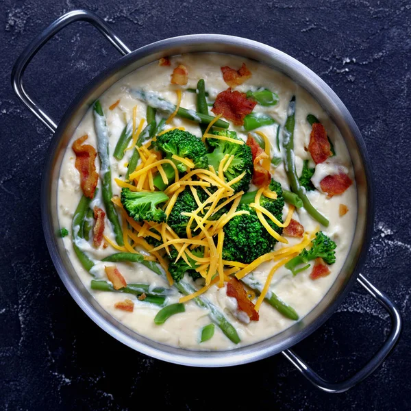 Deliciosa Sopa Creme Com Brócolis Feijão Verde Bacon Frito Queijo — Fotografia de Stock