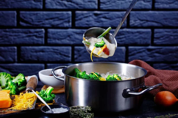 Porsi Sup Krim Dengan Brokoli Kacang Hijau Daging Asap Goreng — Stok Foto