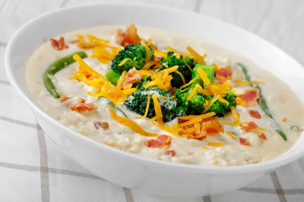 Close Porção Sopa Creme Com Brócolis Feijão Verde Bacon Frito — Fotografia de Stock