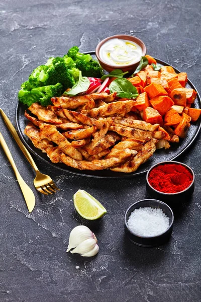 Comida Reconfortante Tiras Pollo Asadas Camote Glaseado Arce Brócoli Hervido — Foto de Stock