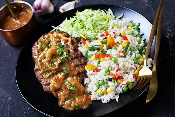 Close Uma Porção Bifes Carne Moída Grelhados Com Molho Cebola — Fotografia de Stock