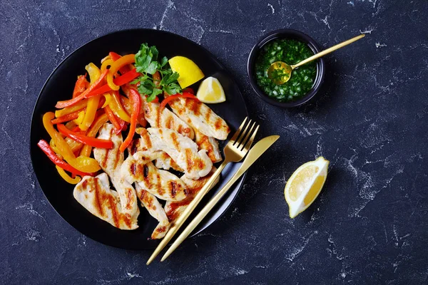 Grelhados Frango Com Pimentas Doces Salsa Limão Com Molho Ervas — Fotografia de Stock