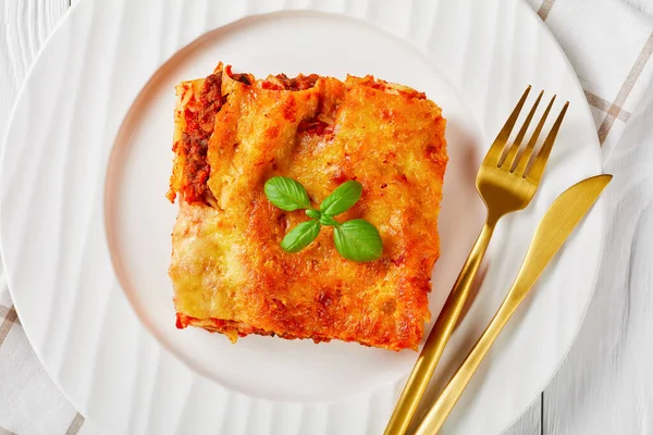 Carne Cannelloni Coapte Sos Roșii Brânză Mozzarella Topită Busuioc Proaspăt — Fotografie, imagine de stoc