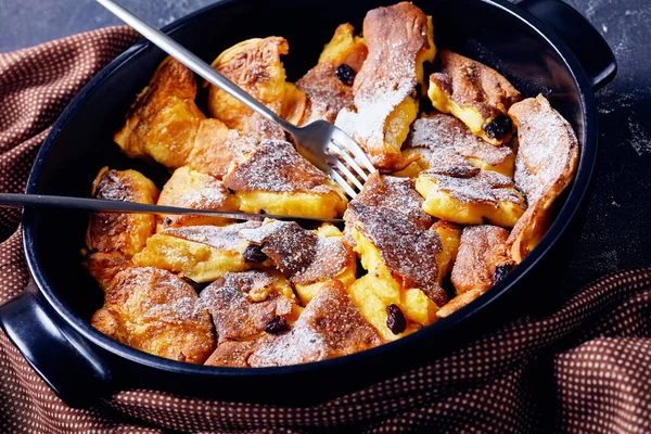 Authentic Recipe Austrian Torn Pancake Kaiserschmarrn Raisins Icing Sugar Top — Stock Photo, Image