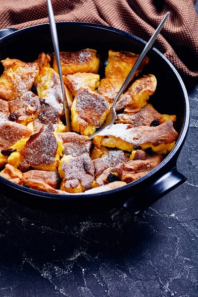 Panqueca Austríaca Desfiada Kaiserschmarrn Com Passas Açúcar Confeiteiro Cima Talheres — Fotografia de Stock