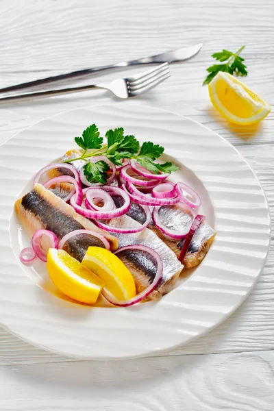 Una Porción Filete Pescado Escabeche Sueco Casero Con Aros Cebolla — Foto de Stock