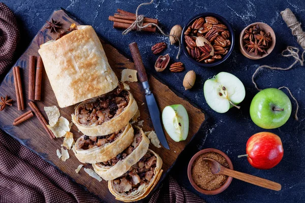 Strudel Maçã Austríaca Tradicional Massa Phyllo Com Maçãs Caramelizadas Fatiadas — Fotografia de Stock