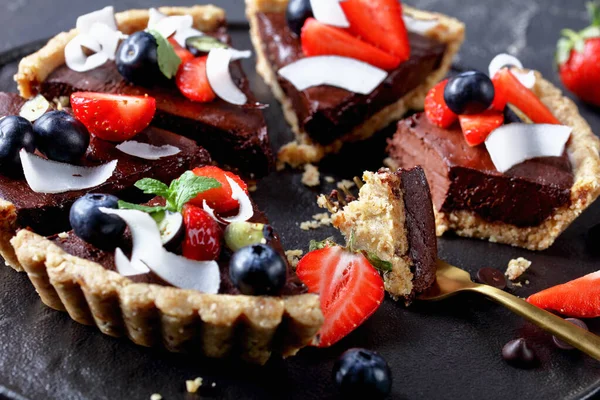 Închidere Bucăți Tartă Ciocolată Vegană Fără Gluten Decorată Căpșuni Proaspete — Fotografie, imagine de stoc