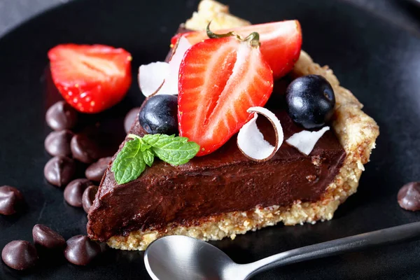 Bucată Tartă Ciocolată Vegetariană Căpșuni Proaspete Afine Chipsuri Nucă Cocos — Fotografie, imagine de stoc