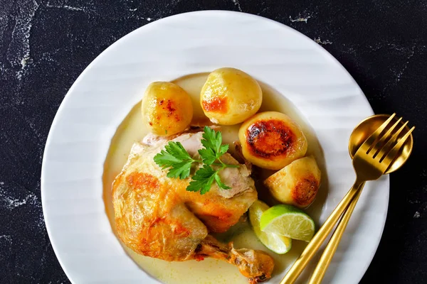 Uma Porção Leite Coco Tailandês Refogado Perna Frango Batatas Bebê — Fotografia de Stock