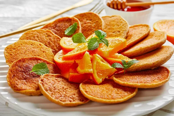 Close Panquecas Doces Aveia Com Laranja Mel Prato Branco Uma — Fotografia de Stock