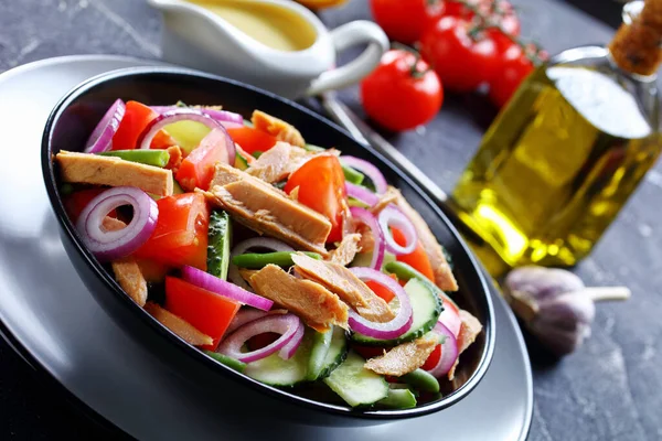 Großaufnahme Auf Einem Schwarzen Teller Mit Thunfischkonserven Und Grünem Bohnensalat — Stockfoto