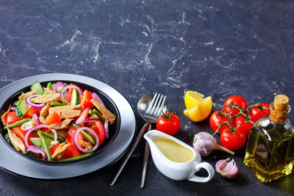 Salat Aus Grünen Bohnen Gurken Und Thunfisch Mit Tomaten Und — Stockfoto