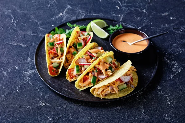 Mais Taco Schalen Beladen Mit Geschredderter Hühnerbrust Frischem Gemüse Und — Stockfoto