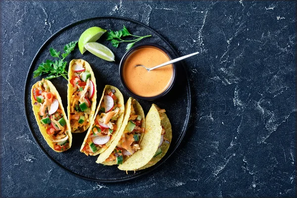 Buffalo Chicken Corn Taco Schalen Beladen Mit Frischem Gemüse Und — Stockfoto