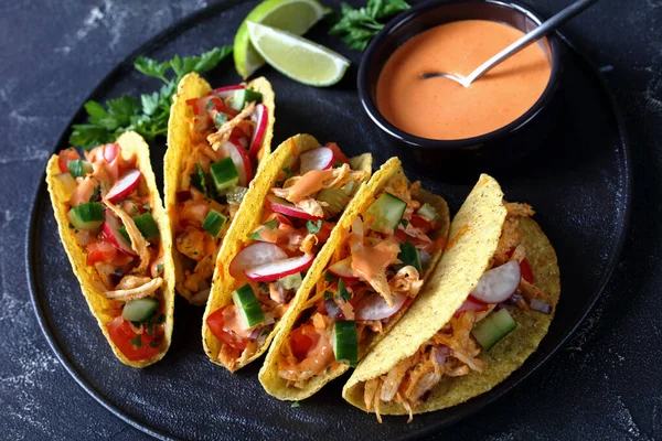 Zblízka Kukuřičné Skořápky Taco Kuřecími Prsíčky Čerstvou Zeleninou Zeleninou Černém — Stock fotografie