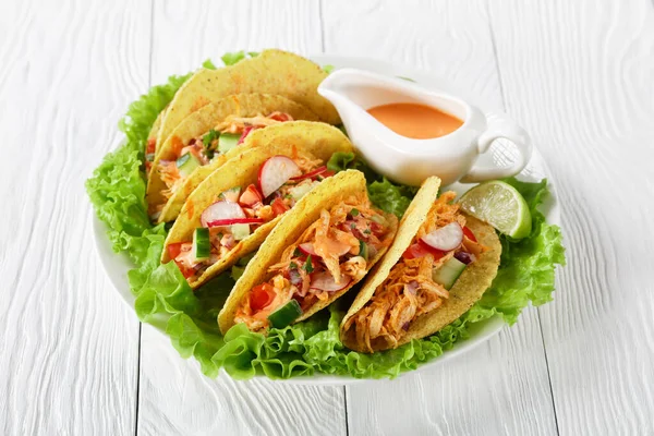 Mais Taco Schalen Beladen Mit Geschredderter Hühnerbrust Frischem Gemüse Mit — Stockfoto
