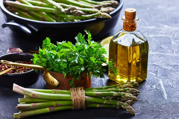 Primer Plano Manojo Espárragos Verdes Frescos Con Plato Negro Para — Foto de Stock