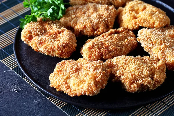 Primer Plano Hirekatsu Chuletas Cerdo Japonesas Plato Negro Una Estera —  Fotos de Stock