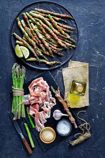 Espárragos Jóvenes Envueltos Con Tocino Asados Horno Con Ajo Sal — Foto de Stock