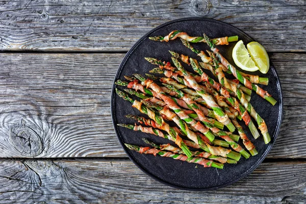 Tocino Envuelto Espárragos Fácil Guarnición Parrilla Con Ajo Sal Marina — Foto de Stock